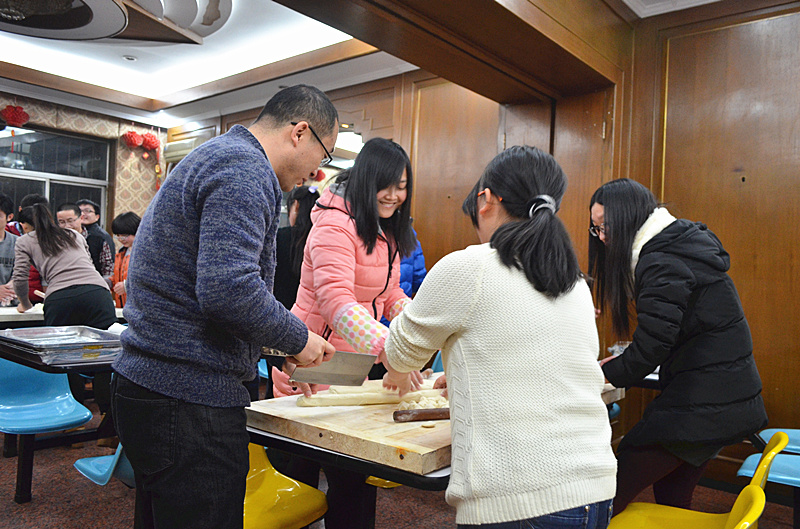 同学们在包饺子准备晚饭.jpg